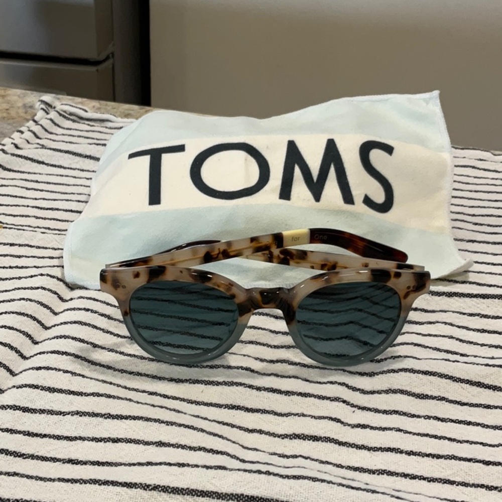 TOMS  Fin Sunglasses. Unique